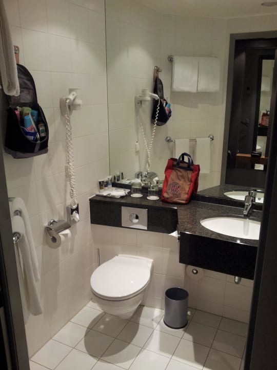 Badezimmer - Waschbecken/Toilette Mercure Hotel Hamburg Mitte