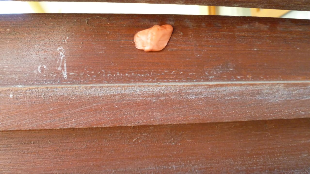 Kaugummis an den Balkontrennwänden BLUESEA Gran Cervantes