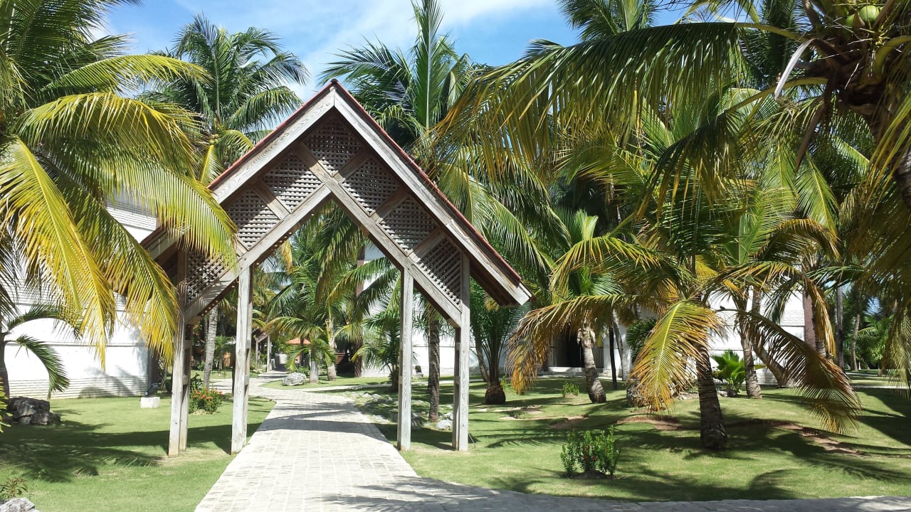 Traumhafter Weg zum Restaurant Villas Bavaro Resort & Spa