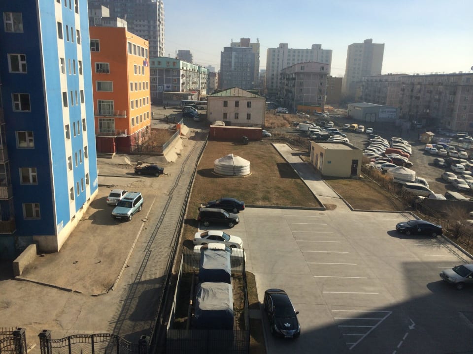 Widok na parking Kempinski Hotel Khan Palace