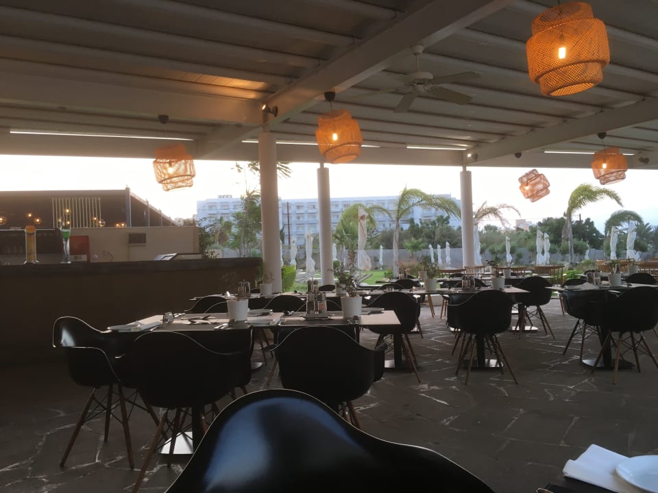 Gastro Crystal Springs Beach Hotel