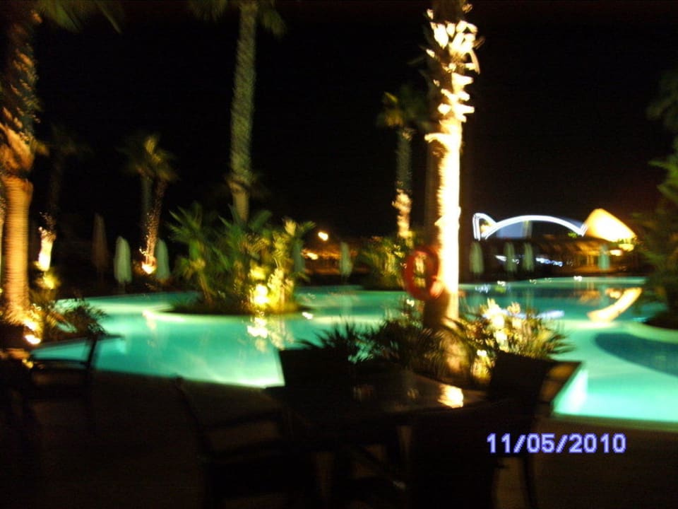 Pool bei Nacht Susesi Luxury Resort