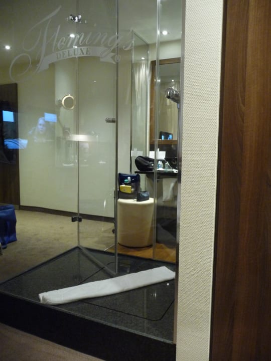 Blick vom Bett aus Flemings Hotel Frankfurt Main-Riverside