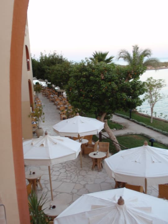 Blick auf die Terrasse Richtung Restaurant Hotel Three Corners Ocean View prestige - Adults only