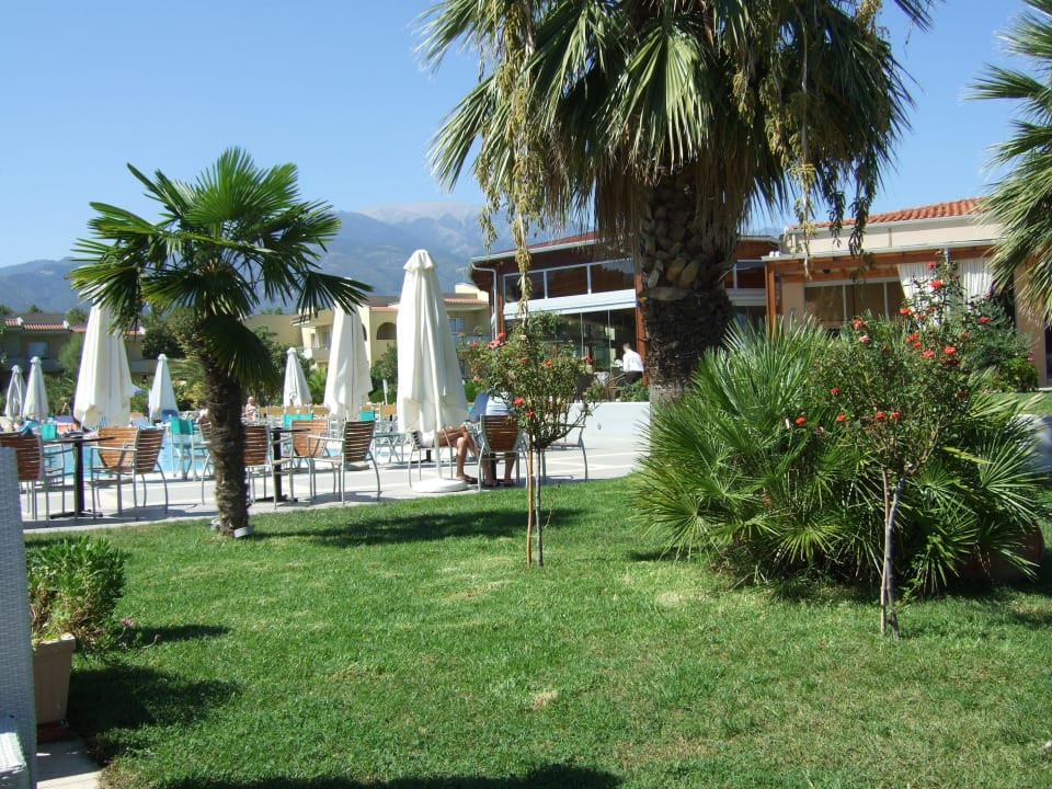 Garten beim Mittagessen alltoura Club Hotel Poseidon Palace