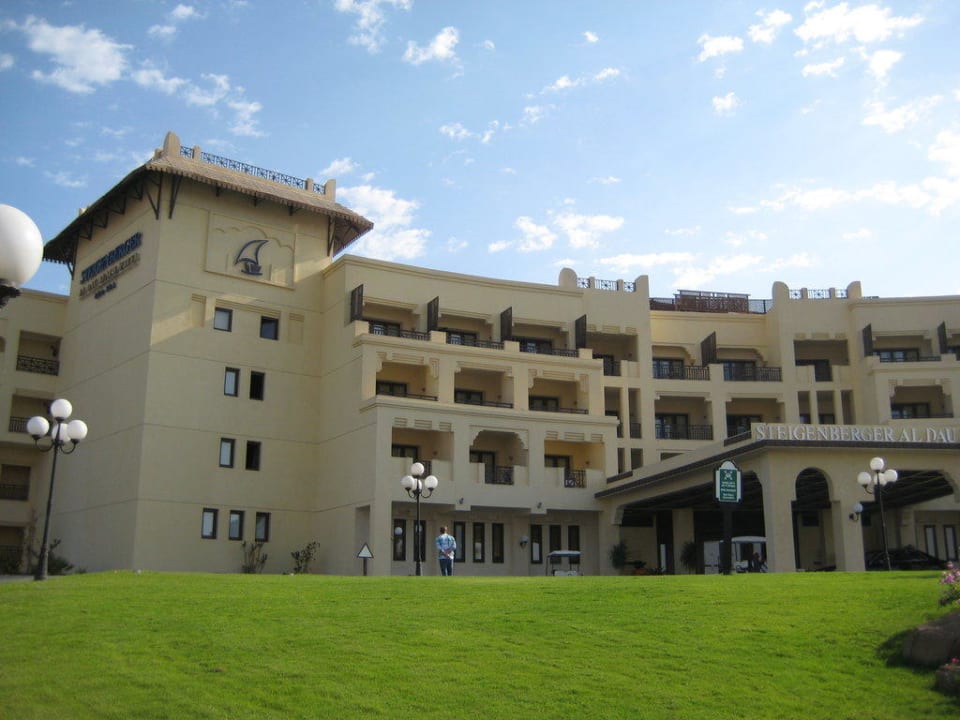 Hoteleingang Steigenberger ALDAU Beach Hotel