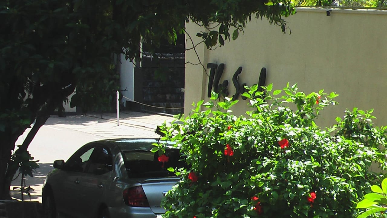 Hotelschriftzug an der Mauer EKHO Surf