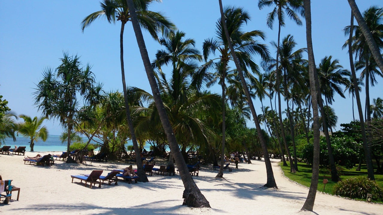 Blick zur rechten Strandhälfte Neptune Pwani Beach Resort & Spa