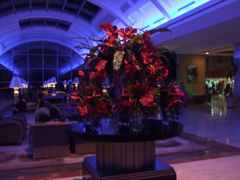 Lobby mit frischen Blumen Hotel Miracle Resort