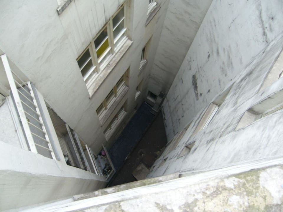 Netter Ausblick, wie im Knast! Hotel Lumen am Hauptbahnhof