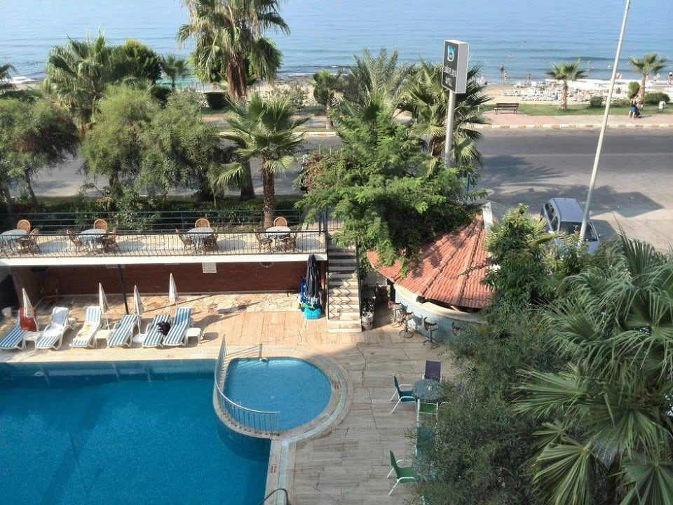 Pool + Kinderpool mit Poolbar Semt Luna Beach Hotel