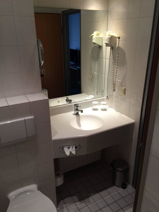 Bad rechte Seite ACHAT Hotel Dresden Elbufer