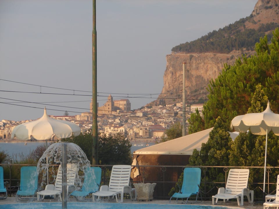 Widok z basenu na Cefalu Santa Lucia e Le Sabbie d'Oro