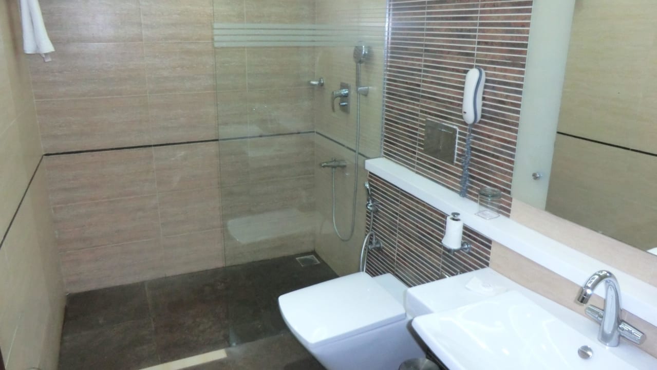 Bad mit duschwand Hotel Ramada Chennai Egmore