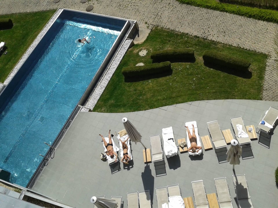 Blick auf den Pool Falkensteiner Balance Resort Stegersbach