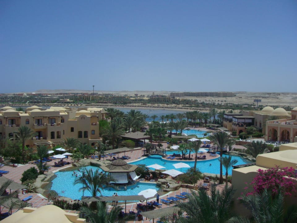 Übersicht über die Poolanlage bis zum Strand Steigenberger Coraya Beach - Adults only