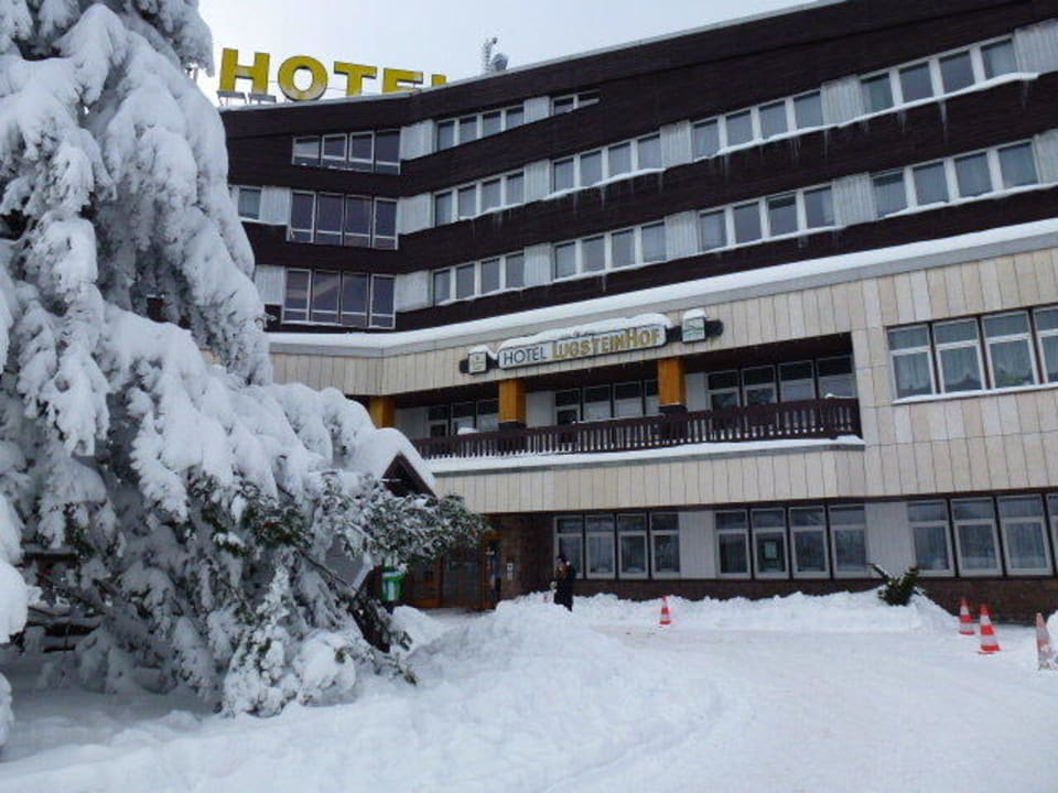 Blick auf den Eingang Hotel Lugsteinhof