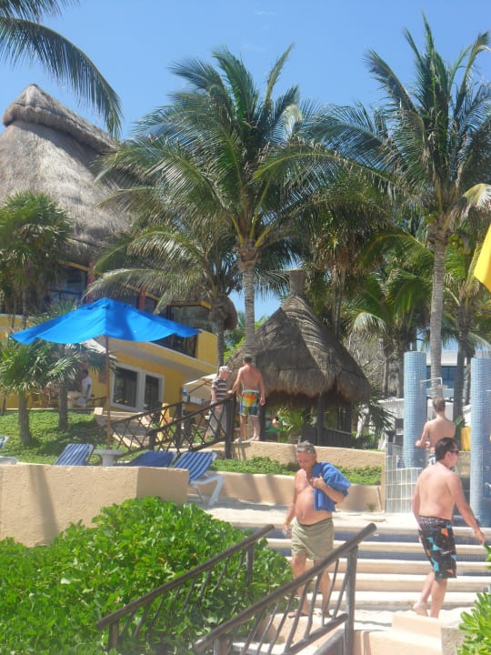 Blick vom Strand zur Snack-Bar The Reef Playacar