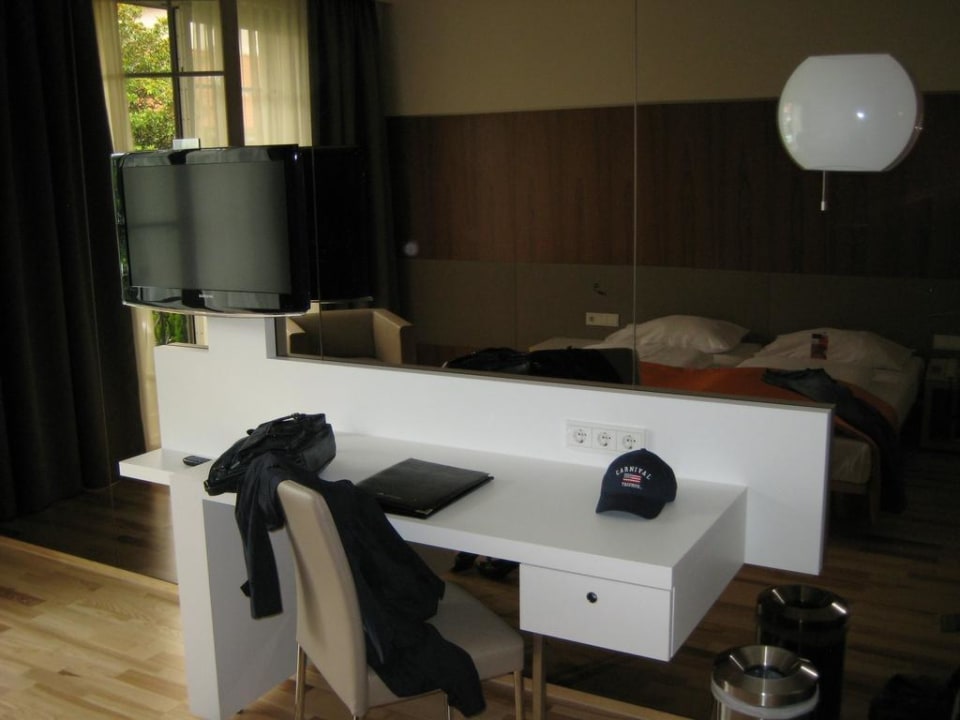 Schreibtisch vor Spiegelwand Eventhotel Pyramide