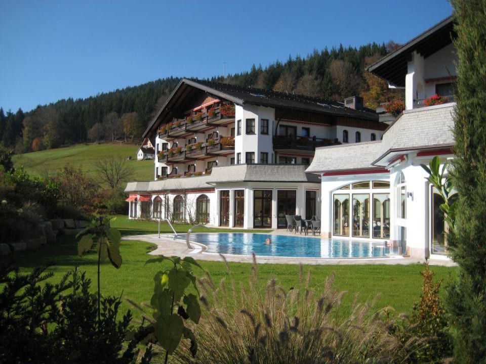 Aussenanlage Schwimmbad Hotel Engel Obertal