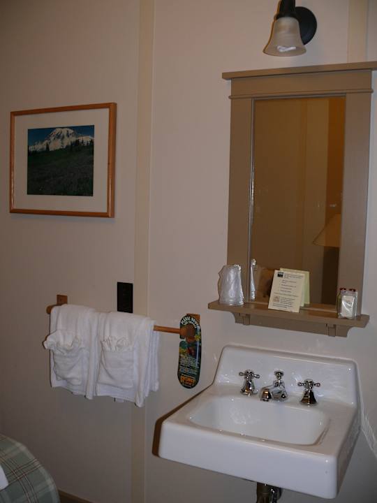 Kleines Waschbecken im Zimmer Hotel Paradise Inn