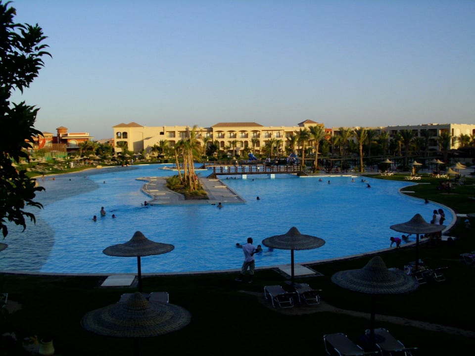 Basen przy plaży JAZ Aquamarine Resort