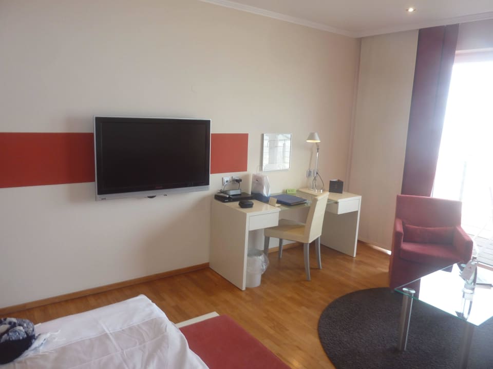 Schreibtisch mit 42 Zoll Plasma TV Strandhotel Georgshöhe