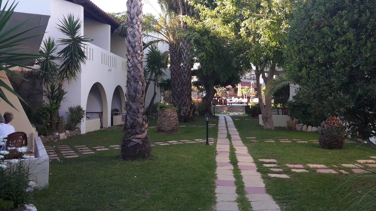 Schöne Gartenanlage Gaia Garden Hotel