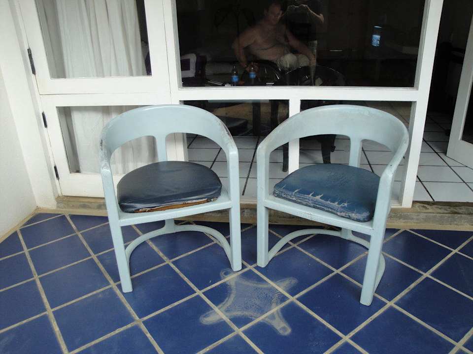 Grau-Weiße Stühle Hotel Jetwing Blue