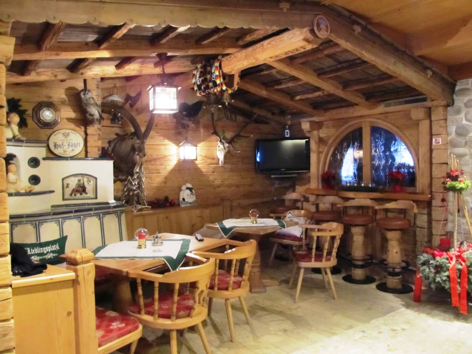 Gemühtliche Sitzecke am Kachelofen beim Eingang Hotel Edelweiss