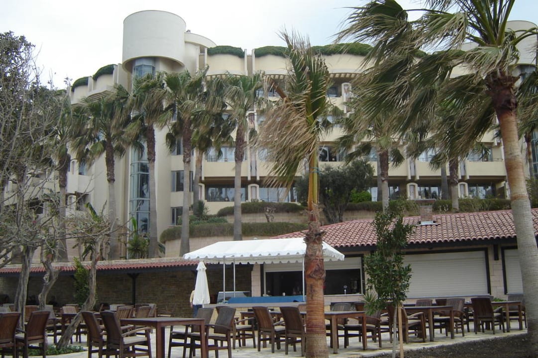 Blick auf Hotel und Strandbar Melas Resort Hotel