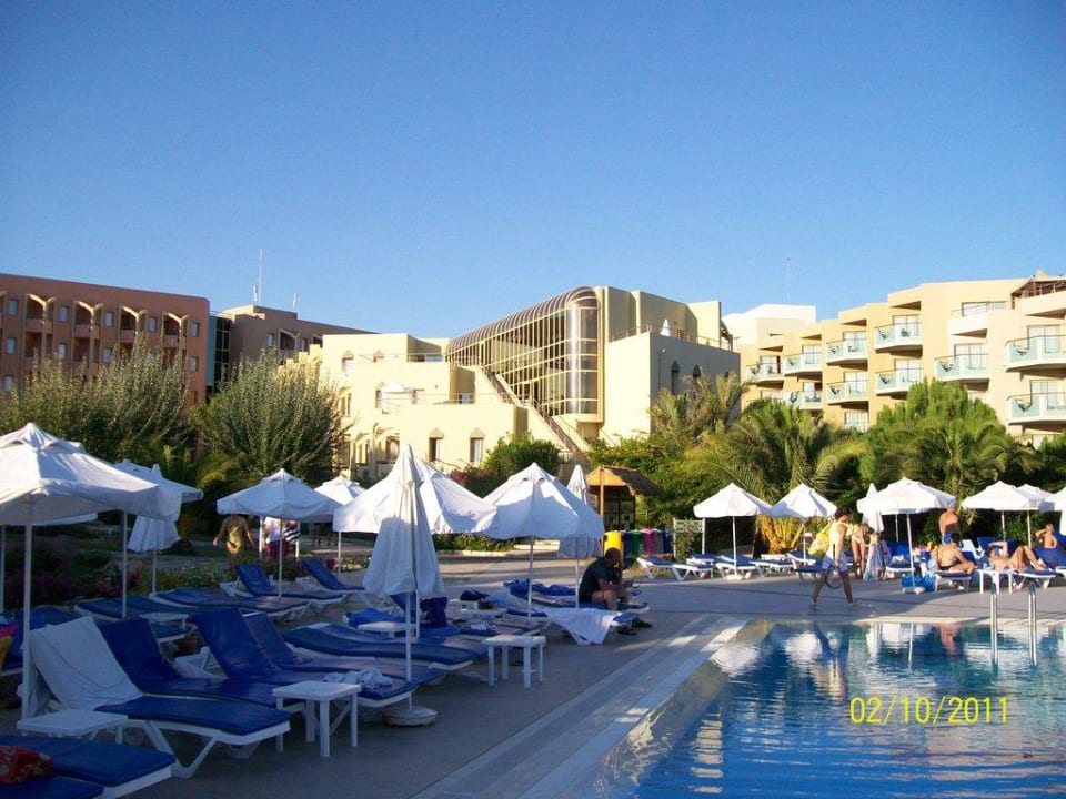 Pool mit Hauptgebäude (Hotel) Blue Waters Club