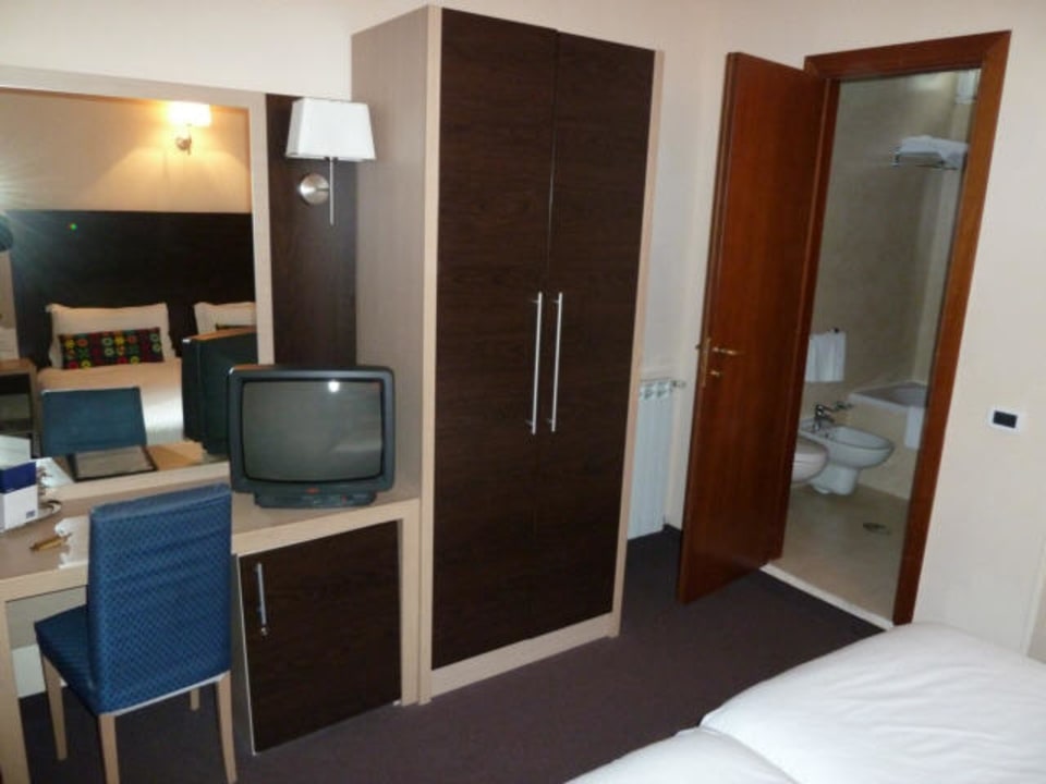 TV , Tisch und Schrank C-Hotels Club House