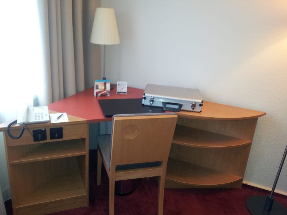 Büroecke im Zimmer Hotel NH Hamburg Altona