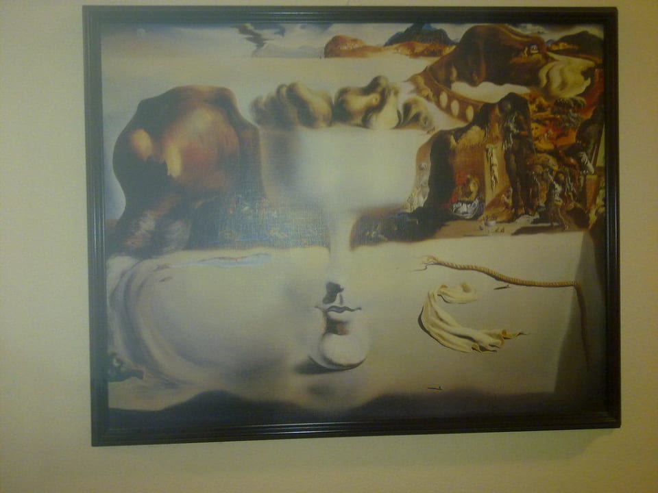 Картины в номере Hotel Salvador
