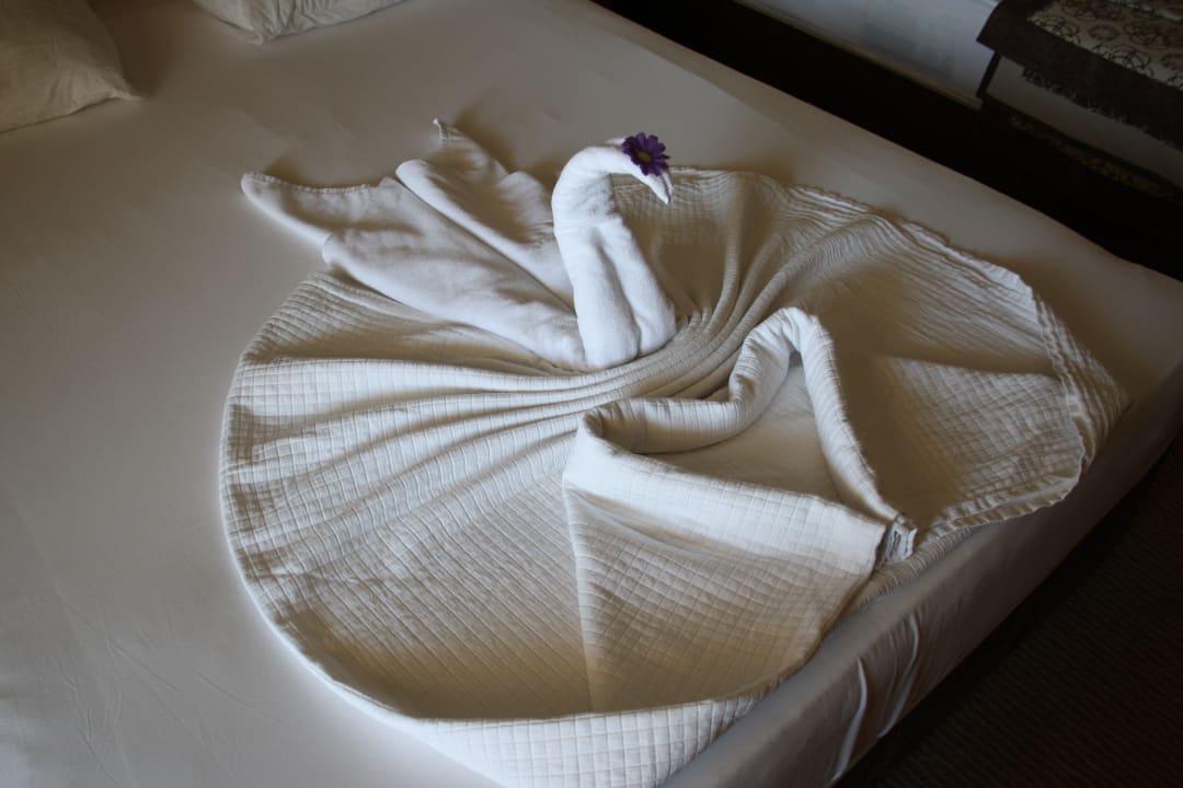 Deko auf dem Bett Saphir Resort & Spa