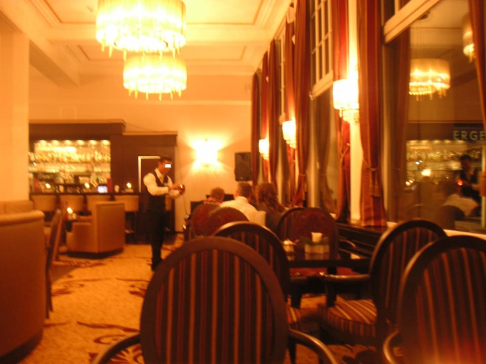 Ein Ober mit Freude an seiner Arbeit Steigenberger Hotel Bad Neuenahr