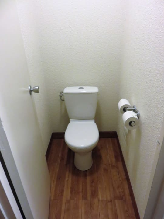 Toilette im Kapphäuschen Hotel Novotel Genève Aéroport France