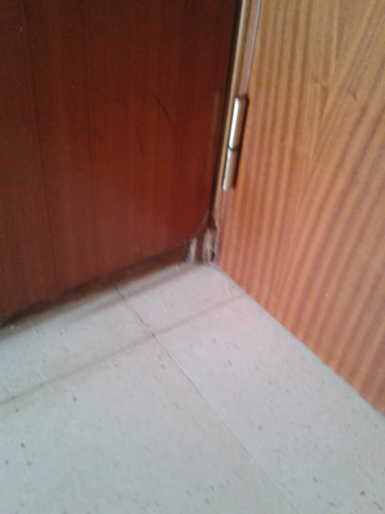 Kaputter Schrank Hotel Surf Mar