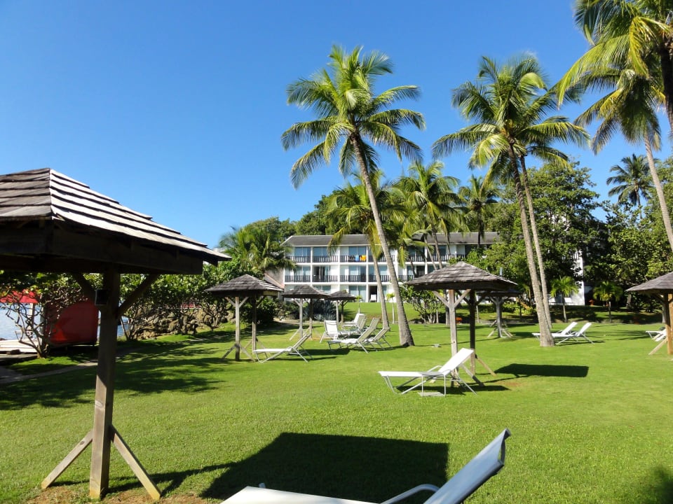 Spaziergang durch den Hotelgarten La Creole Beach Hotel & Spa
