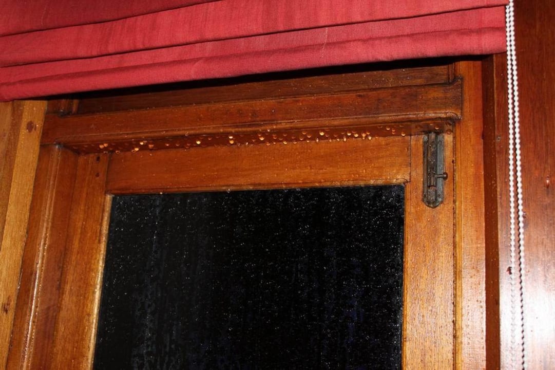 Regen kommt ins Zimmer NH Collection Maldives Reethi Resort