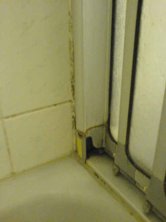 Schimmel in der Dusche Hotel Neufahrn