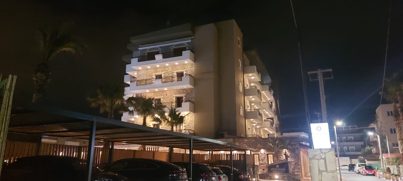 Außenansicht Petousis Hotel & Suites