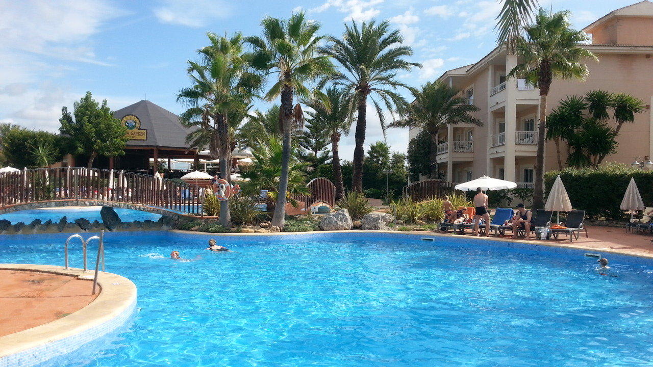 Blick vom Pool zu Block 1 Playa Garden Selection Hotel & Spa