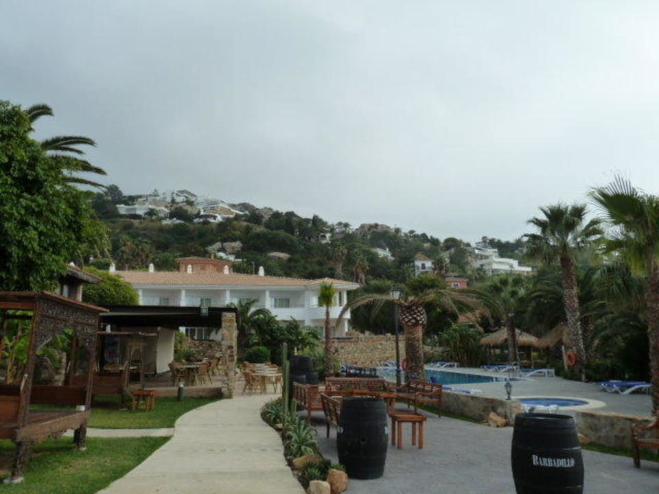 Pool mit Hinteransicht des Hotels Hotel El Cortijo de Zahara