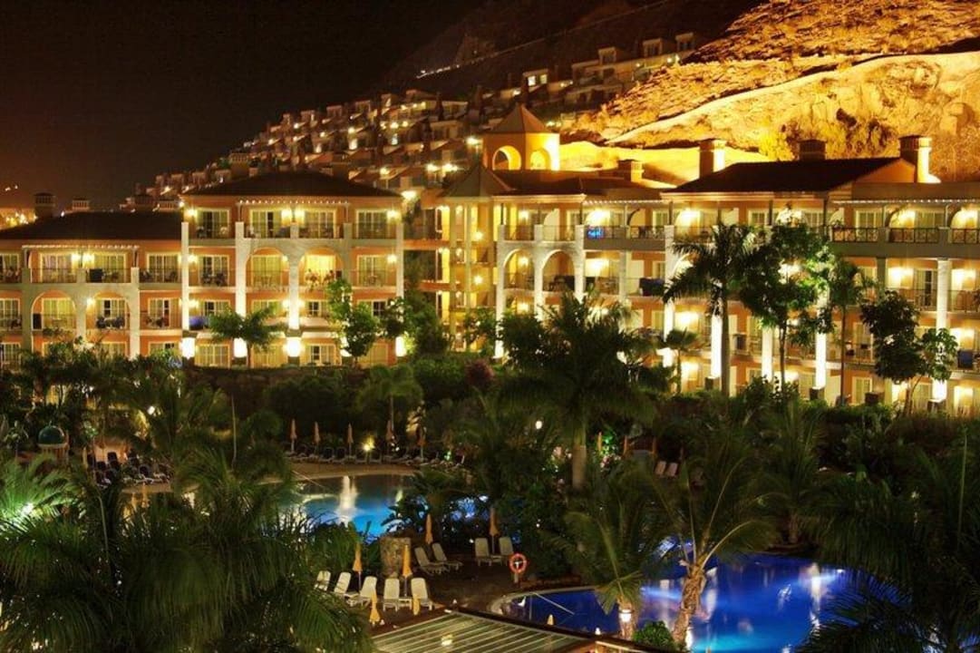 Poolanlage bei Nacht Hotel Cordial Mogán Playa