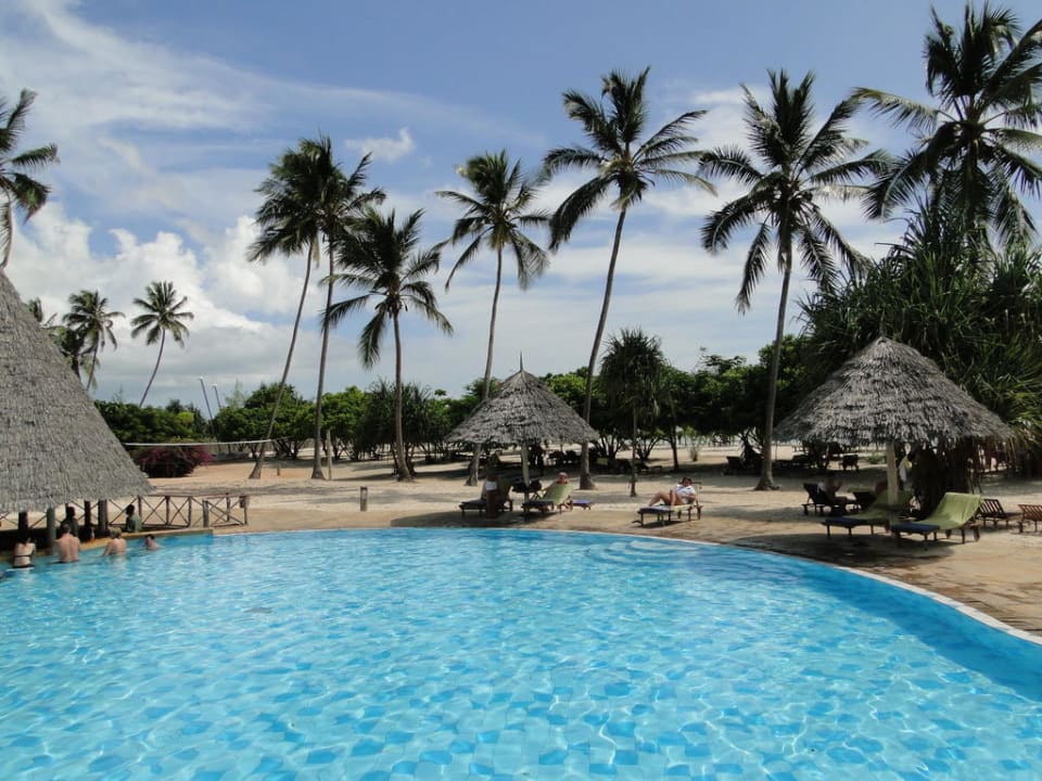 Teil des schönen Pools Neptune Pwani Beach Resort & Spa
