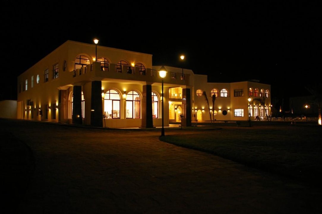 Hauptgegäude bei Nacht Hotel Gorgonia Beach Resort