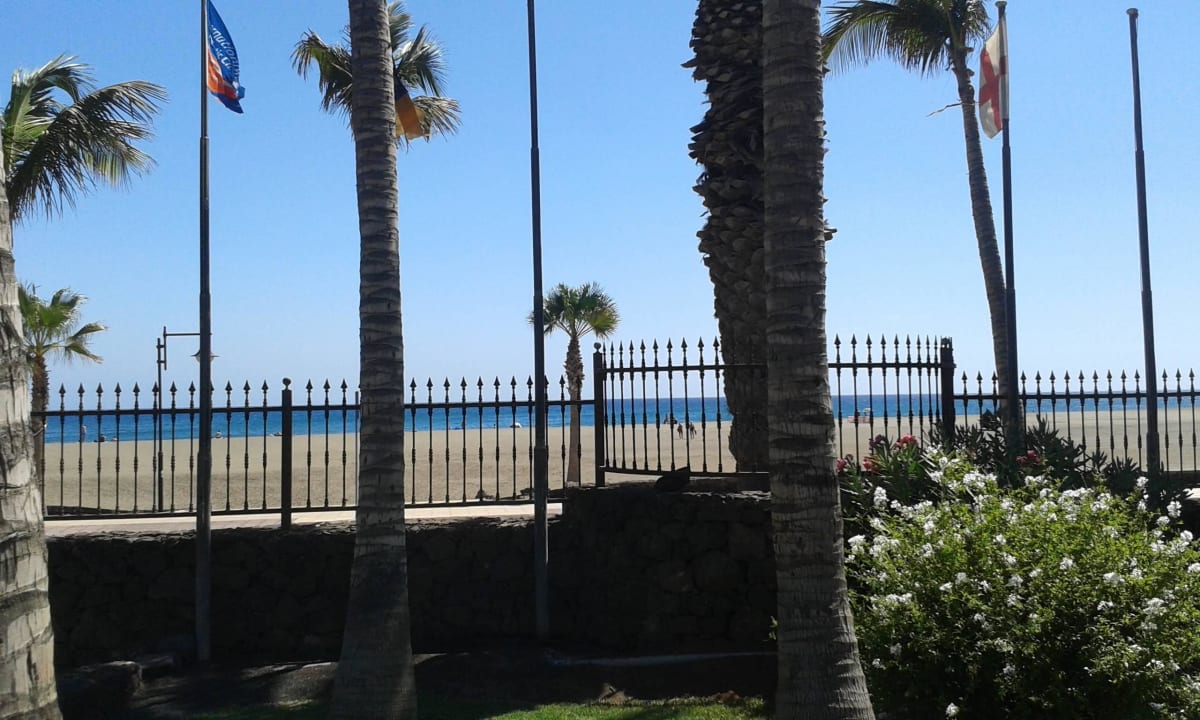 Blick vom Hotelgelände auf Strand Hipotels La Geria