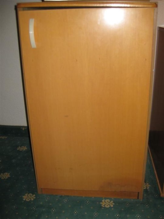 Aufgequollene und schräg hängende Schranktür El Mouradi Club Kantaoui